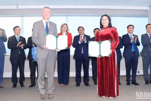 Lãnh đạo Học viện Nông nghiệp Việt Nam trao Biên bản thỏa thuận hợp tác với các đối tác của Hà Lan trước sự chứng kiến của Thủ tướng Phạm Minh Chính.