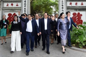 [Ảnh] Thủ tướng Phạm Minh Chính và Thủ tướng Lào Sonexay Siphandone thăm đền Ngọc Sơn, hồ Hoàn Kiếm