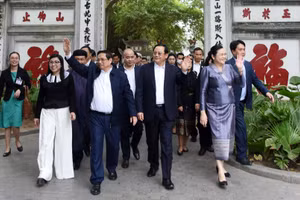 [Ảnh] Thủ tướng Phạm Minh Chính và Thủ tướng Lào Sonexay Siphandone thăm đền Ngọc Sơn, hồ Hoàn Kiếm