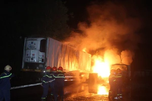 Vụ cháy đã thiêu rụi 3 chiếc xe container đang đậu.