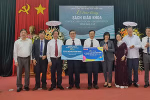 Bộ trưởng Giáo dục và Đào tạo Nguyễn Kim Sơn (thứ 3 từ trái sang) và đại diện Nhà xuất bản Giáo dục Việt Nam trao tặng bộ sách giáo khoa và Tủ sách dùng chung cho tỉnh Gia Lai.