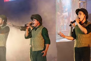 Các ca sĩ trình bày tổ khúc “Hò kéo pháo”, “Đường lên phía trước”, “Chiến thắng Điện Biên”.