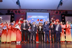 Chủ tịch Quốc hội Vương Đình Huệ với các nghệ sĩ tại chương trình. (Ảnh: Doãn Tấn/TTXVN) 