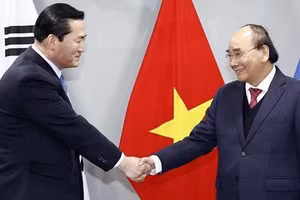 Chủ tịch nước Nguyễn Xuân Phúc tiếp Chủ tịch Hiệp hội kinh tế, Văn hóa Hàn Quốc-Việt Nam Kim Kil Soo. (Ảnh: TTXVN) 
