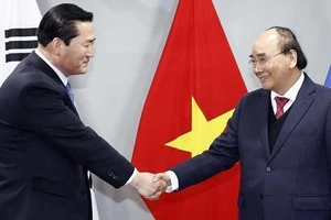 Chủ tịch nước Nguyễn Xuân Phúc tiếp Chủ tịch Hiệp hội kinh tế, Văn hóa Hàn Quốc-Việt Nam Kim Kil Soo. (Ảnh: TTXVN) 