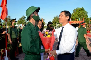 Đồng chí Dương Văn An, Ủy viên Trung ương Đảng, Bí thư Tỉnh ủy Bình Thuận tặng hoa, dặn dò và động viên chiến sĩ mới tại Lễ giao, nhận quân năm 2023 của thành phố Phan Thiết. 