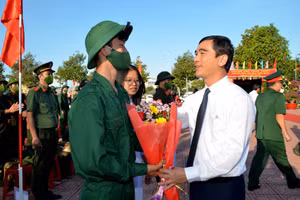 Đồng chí Dương Văn An, Ủy viên Trung ương Đảng, Bí thư Tỉnh ủy Bình Thuận tặng hoa, dặn dò và động viên chiến sĩ mới tại Lễ giao, nhận quân năm 2023 của thành phố Phan Thiết. 