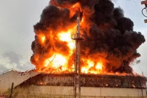 Lửa cháy dữ dội từ bồn chứa dầu thô. (Ảnh: Prensa Latina) 