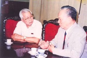 Nguyên Chủ tịch nước Lê Đức Anh và nguyên Thủ tướng Võ Văn Kiệt, thời điểm chụp là sau Đại hội Đảng VII. (Nguồn: CAND/VOV)