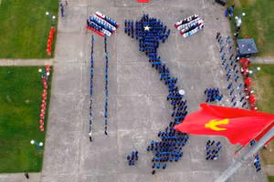  1.000 đoàn viên, thanh niên xếp hình bản đồ Việt Nam. 