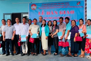 Lãnh đạo Ủy ban Mặt trận Tổ quốc Việt Nam tỉnh Ninh Thuận cùng huyện Ninh Phước và đại diện Ngân hàng Nông nghiệp và Phát triển nông thôn – Chi nhánh tỉnh Ninh Thuận chụp ảnh lưu niệm với các hộ nghèo, hộ khó khăn về nhà ở thôn Tuấn Tú vừa được trao tặng nhà Đại đoàn kết.