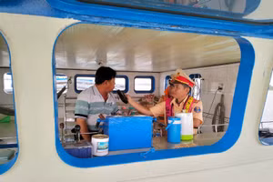 Lực lượng Cảnh sát giao thông kiểm tra nồng độ cồn đối với các thuyền viên, lái tàu.