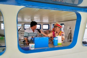 Lực lượng Cảnh sát giao thông kiểm tra nồng độ cồn đối với các thuyền viên, lái tàu.