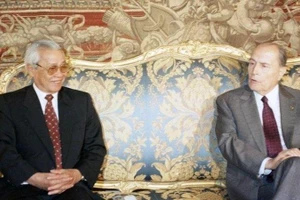 Ngày 25/6/1993, tại Điện Élysée ở thủ đô Paris, Tổng thống Pháp Francois Mitterrand tiếp Thủ tướng Võ Văn Kiệt dẫn đầu Đoàn đại biểu Chính phủ Việt Nam thăm chính thức Pháp từ 23-28/6/1993. (Nguồn: TTXVN)