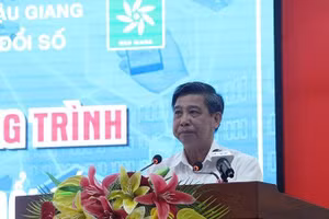 Chủ tịch UBND tỉnh Hậu Giang phát biểu tại buổi lễ.