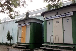 Thiếu nhà vệ sinh tại bến xe buýt 