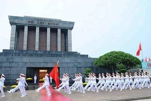 Đội tiêu binh diễu hành qua Lăng Bác. (Ảnh: Minh Đức/TTXVN)