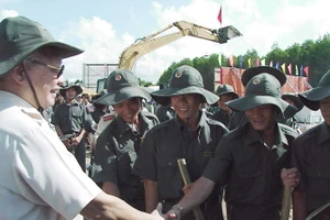 Cố Thủ tướng Võ Văn Kiệt thăm hỏi chiến sĩ, thanh niên xung phong thi công tuyến đường Rừng Sác, huyện Cần Giờ. (Ảnh: NGUYỄN CÔNG THÀNH)