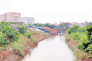 Dự án cải tạo, thoát nước sông Pheo chưa hoàn thành do vướng giải phóng mặt bằng. (Ảnh TRỌNG TÙNG)