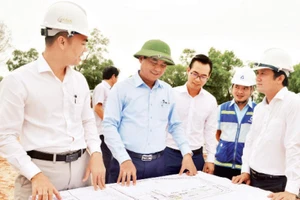 Phó Bí thư Tỉnh ủy, Chủ tịch Ủy ban nhân dân tỉnh Quảng Trị Võ Văn Hưng kiểm tra thực địa Dự án Nhà máy sản xuất Inox và thép hợp kim ở Khu kinh tế Đông Nam. 