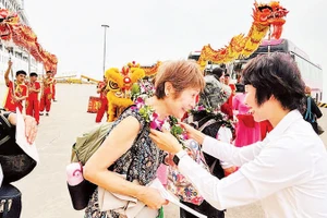 Quảng Ninh chào đón du khách tàu biển đến Hạ Long.