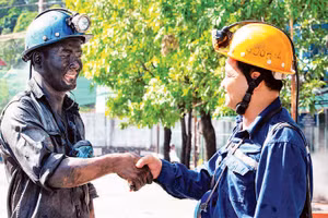 Những người thợ lò chào nhau trong buổi giao ca. (Ảnh nhandan.vn)