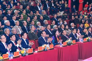 Các đồng chí lãnh đạo, nguyên lãnh đạo Đảng, Nhà nước dự lễ kỷ niệm. (Ảnh Duy Linh).