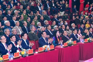 Các đồng chí lãnh đạo, nguyên lãnh đạo Đảng, Nhà nước dự lễ kỷ niệm. (Ảnh Duy Linh).