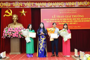 Bí thư Tỉnh ủy Hoàng Thị Thúy Lan trao giải A cho các tác giả.