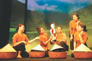 Tiết mục rối "Mơ rồng" của nhóm nghệ sĩ Nhà hát múa rối Trung ương do đạo diễn Lê Quý Dương dàn dựng. 