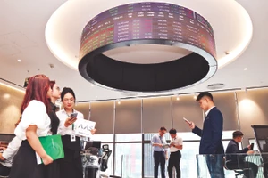 Nhờ sự phát triển của công nghệ tài chính, các quỹ có nhiều cơ hội nhắm đến các nhà đầu tư trẻ có xu hướng thích trải nghiệm online. Ảnh: Minh Dũng 