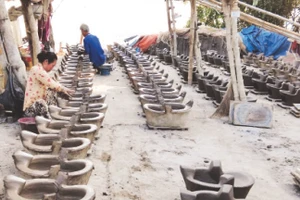  Gia đình chị Phan Thị Tạo mỗi mùa Tết làm hơn 1.000 chiếc lò đất. 