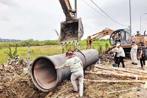 Nhà máy nước Nhị Thành đẩy nhanh tiến độ thi công tuyến ống dẫn nước thô từ hệ thống ngọt hóa Rạch Chanh (xã Lợi Bình Nhơn, thành phố Tân An) về nhà máy để phục vụ nhân dân.