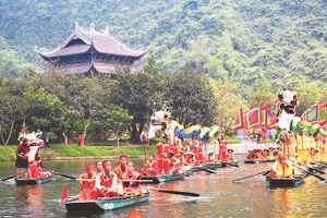 Thuyền rồng trong lễ hội Tràng An. Ảnh: TRƯỜNG HUY
