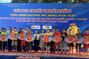 Lãnh đạo tỉnh Bình Dương và Ban Tổ chức trao cờ lưu niệm cho các đội thuyền tham dự giải.