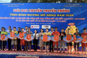 Lãnh đạo tỉnh Bình Dương và Ban Tổ chức trao cờ lưu niệm cho các đội thuyền tham dự giải.