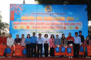 Các đại biểu trao tặng quà cho đoàn viên công đoàn, công nhân lao động tại Lễ xuất phát “Chuyến tàu Xuân nghĩa tình”.