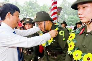 Chủ tịch Ủy ban nhân dân tỉnh Bình Dương Võ Văn Minh trao tặng hoa và động viên tân binh lên đường làm nghĩa vụ thiêng liêng với Tổ quốc. 