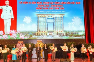 Trao Huy hiệu Đảng cho đảng viên.