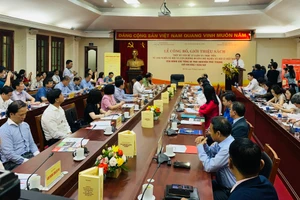 Buổi ra mắt bộ sách thu hút đông đảo đại biểu tham dự.