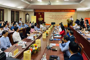 Buổi ra mắt bộ sách thu hút đông đảo đại biểu tham dự.