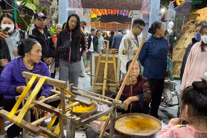 Nghệ nhân làng nghề Vạn Phúc trình diễn quy trình xe tơ, dệt lụa truyền thống.