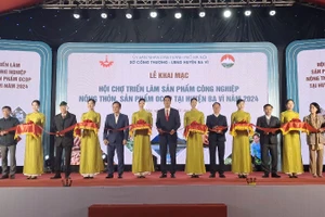 Các đại biểu thực hiện nghi thức khai mạc Hội chợ.