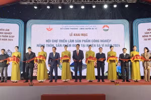 Các đại biểu thực hiện nghi thức khai mạc Hội chợ.