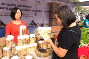 Người tiêu dùng tìm hiểu các sản phẩm OCOP của huyện Quốc Oai tại triển lãm.