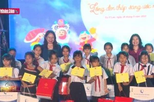 Phó Chủ tịch nước thăm, tặng quà Tết Trung thu tại Đắk Lắk