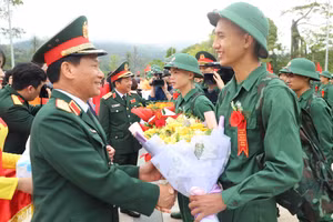 Lãnh đạo Quân khu 2 tặng hoa động viên các tân binh lên đường làm nhiệm vụ bảo vệ Tổ quốc.