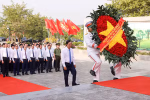 Lãnh đạo tỉnh Phú Thọ dâng vòng hoa tưởng niệm các Anh hùng liệt sĩ tại Đài tưởng niệm các Anh hùng liệt sĩ của tỉnh.