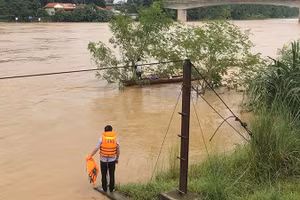 Lực lượng cứu hộ tiếp cận, cứu hộ nạn nhân.