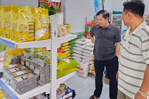 Khách hàng lựa chọn sản phẩm nông sản bày bán ở huyện Hoằng Hóa.